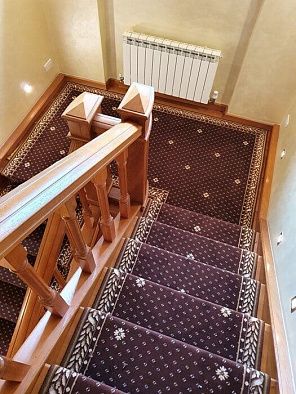 Полушерстяная ковровая дорожка CLASSIC brown с укладкой на лестницу