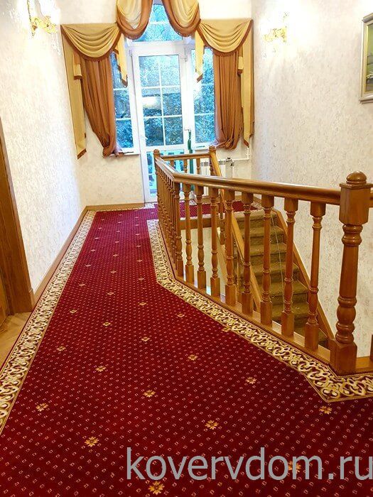 Композиция из полушерстяной ковровой дорожки с укладкой на лестницу и второй этаж